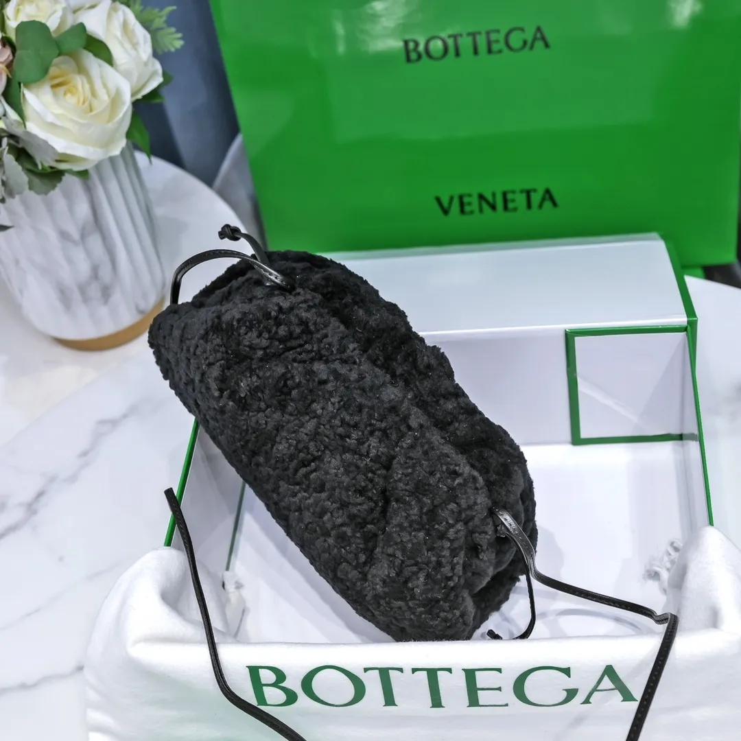 The small black 🐱BV pouch cloud bag is a furry style. It comes, it comes, it comes with fur~ You will know how cute it is when you see the real thing! The soft and fluffy feel is really great. Rua, this year’s furry style, I stand on bv! ! Whether it is a jodie cloud bag or a tote, not all curly teddy fur can be used to make goods. The curl size of the fur directly affects the similarity of the entire bag. Material: full fur and lambskin ➕ lambskin lining is much more expensive than full leather! Again, if you don’t want to develop ZP, of course you have to be willing to spend money ~ 22*13*5cm